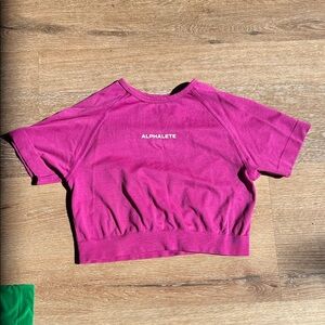 Alphalete Cropped Performance Tee in Fuchsia
